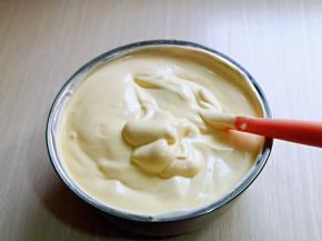 最后将蛋黄糊倒入蛋白霜的容器中，继续翻拌手法，直至看不到蛋白霜即可。