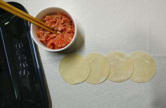 1.四张饺子皮叠好，如图摆放
