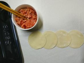 1.四张饺子皮叠好，如图摆放
