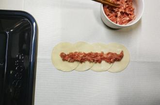2.抹上猪肉馅，不要抹太厚尽量薄一点
