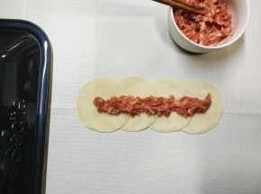 2.抹上猪肉馅，不要抹太厚尽量薄一点
