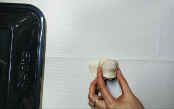 5.卷到最后用水蘸一下捏紧粘合，玫瑰花卷好啦！
