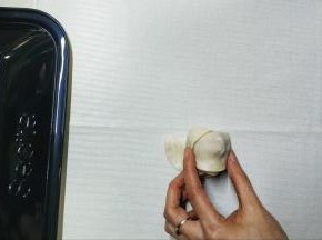 5.卷到最后用水蘸一下捏紧粘合，玫瑰花卷好啦！
