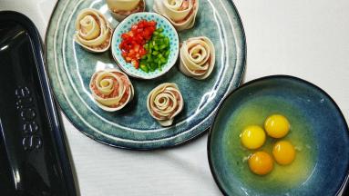 7.玫瑰花饺子依次做好；鸡蛋加少许盐打散，过筛2次蛋液；青红椒切碎。
