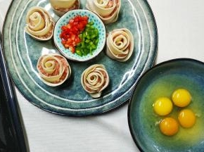 7.玫瑰花饺子依次做好；鸡蛋加少许盐打散，过筛2次蛋液；青红椒切碎。
