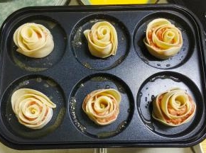 8.新思特多功能锅六连盘抹上油转到2档，放入玫瑰花饺子煎至底锅微焦定型
