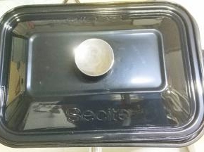 9.加入没过饺子底部的水，盖上盖子焖3分钟
