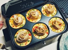 酷酷的黑盒子配搭着美美的玫瑰花饺子，竟有种铁汉柔情的视觉感