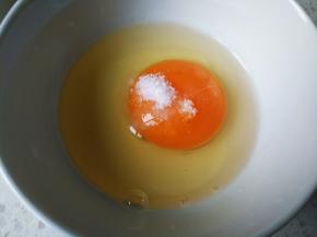 鸡蛋里放少许盐