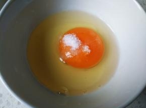 鸡蛋里放少许盐