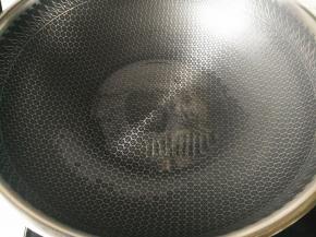 炒锅里放适量油，开中小火加热