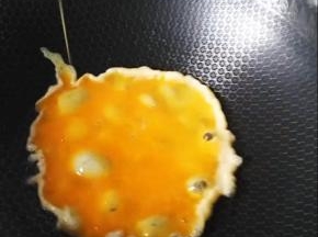 倒入鸡蛋