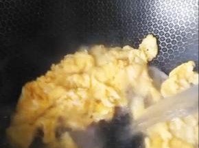 加入开水，烧开
