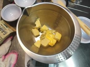 黄油室温软化，这一步很关键，影响后面的面糊的浓稠度，一定不要着急，着急的话就隔水加热软件，但是一定要控制时间不要融化成液体。