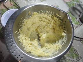加盐后用打蛋器低速稍微打发一下，颜色变浅了就可以了。
