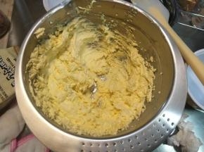 把细砂糖分两次加进去，先倒一半进去搅拌均匀，打蛋器最低那一档把细砂糖混进去到看不见就可以了，必须分次。