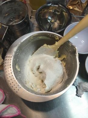 然后分两次筛入面粉。