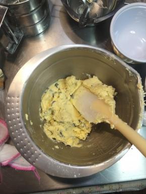 压拌均匀，拌匀到看不见干粉就马上停止了，切勿过度搅拌，面粉起筋，曲奇花纹就可以能会消失。