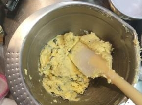 压拌均匀，拌匀到看不见干粉就马上停止了，切勿过度搅拌，面粉起筋，曲奇花纹就可以能会消失。
