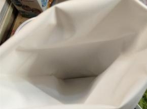 然后准备一个比较厚的裱花袋，我选择的是布的，当然硅胶的也可以，但其实你的面糊如果做好了，一次性裱花袋是不会挤破的，除非面粉起筋，或者黄油软化不足，都会使得面糊过硬，挤到手抽筋。