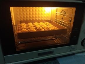 满盘的曲奇进入烤箱150度烘烤17-20分钟，大家还需要根据自家烤箱的情况来调节。
