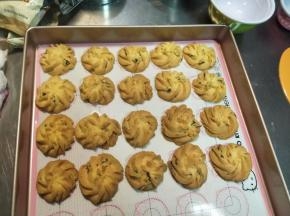 曲奇刚刚烤好之后肯定是软的，一定不要去动它，等它室温自然冷却就会变得酥脆了，冷却后室温放在密封罐里面，可以保存2周以上，曲奇是不能冷藏的，冷藏出来后会受潮变软的，必须室温放置。