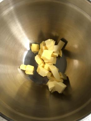 黄油切小块，室温软化。