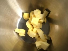 黄油切小块，室温软化。
