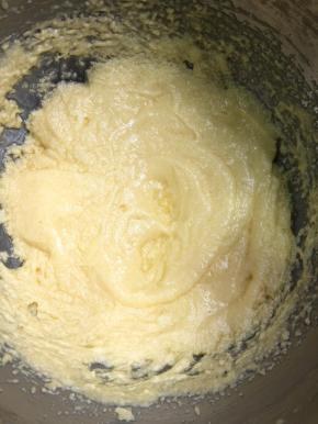 用打蛋器搅拌均匀。