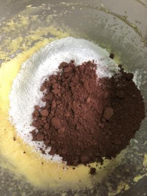 放入可可粉。
