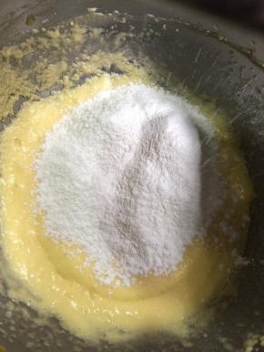 筛入低筋面粉。