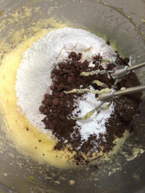 用打蛋器搅拌均匀。