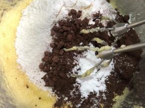 用打蛋器搅拌均匀。