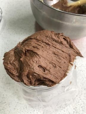 把面糊装入裱花袋。