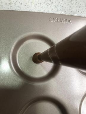 挤入模具里面。