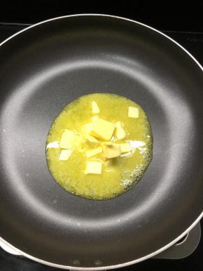 黄油放入平底锅融化。