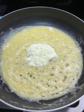 炒到棉花糖融化，加入奶粉