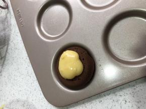 拿一片蛋糕挤上馅料，再盖上一片蛋糕片。