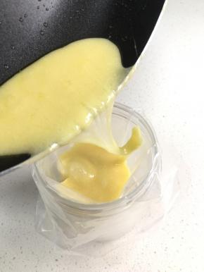 把夹馅放入裱花袋。