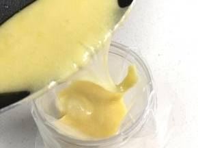 把夹馅放入裱花袋。