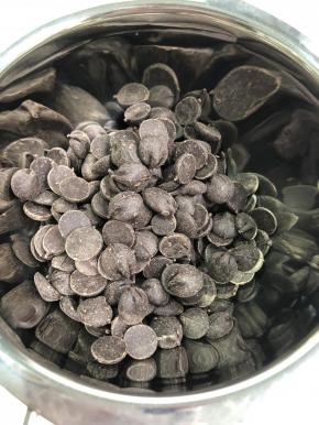 准备好巧克力外壳的材料。