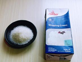 准备好奶油及细砂糖。