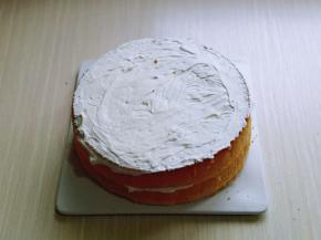 把另一片盖上，再涂抹上奶油，把6寸的放在上面，抹上奶油。