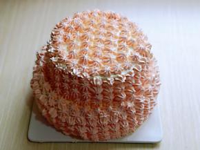 把刚才留下来的奶油中滴几滴红丝绒液，电动打蛋器打均匀。装入裱花袋，挤在蛋糕体上就可以啦！