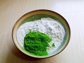 首先取一大口碗，将澄粉，糯米粉，菠菜粉混合。