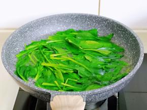 菠菜去根洗干净焯水，水烧开后下入菠菜，立即关火。
