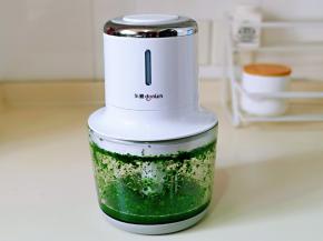 放入绞肉机中，加少许纯净水，启动搅碎。