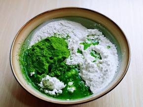 先加入开水，搅拌均匀，再把菠菜汁加入。(水的量自己掌握，不同的粉类吸水性不同)