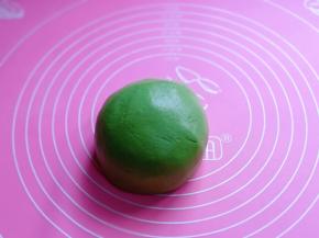 不烫手时揉成光滑的面团，盖上保鲜膜醒10分钟。