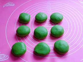 醒好的面团分割等份小面团。